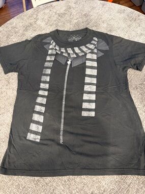 Black Graphic Short-Sleeve Men’s T-Shirt with Stripe Scarf Print